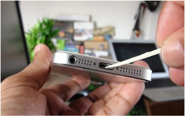 How to clean your iPhone's charging port